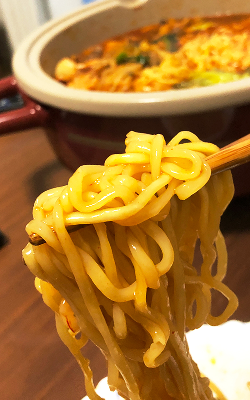 サリ麺　箸で持ち上げ